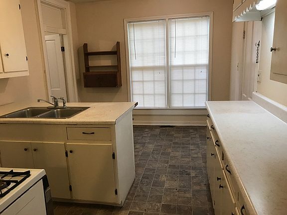 5th image of 925 Park St