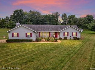 5801 Hickory Meadows Dr, White Lake, MI 48383