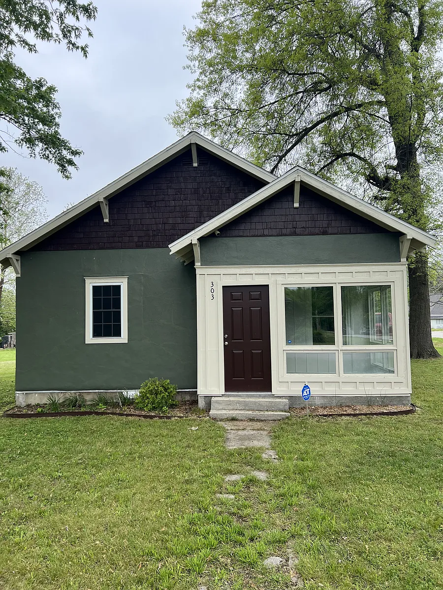 Front. - 303 W Myrtle St