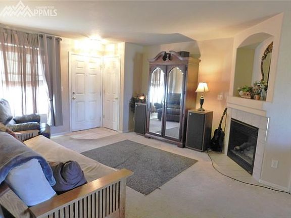 Bright living room w gas fireplace