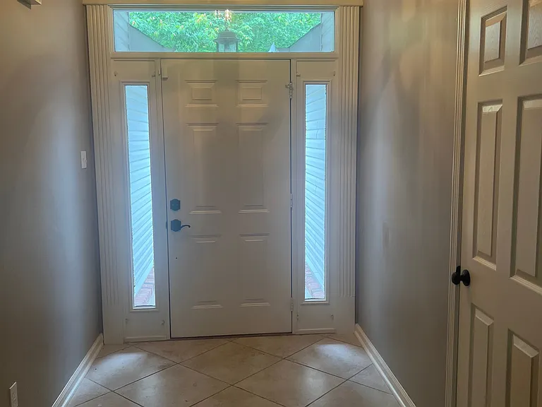 2319 Stoney Creek Dr — Photo 2