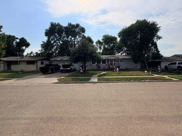 711 Kettering Dr, Aberdeen, SD 57401
