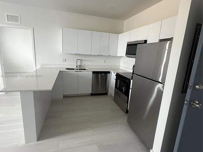1091 E 17th St #403 — Photo 6