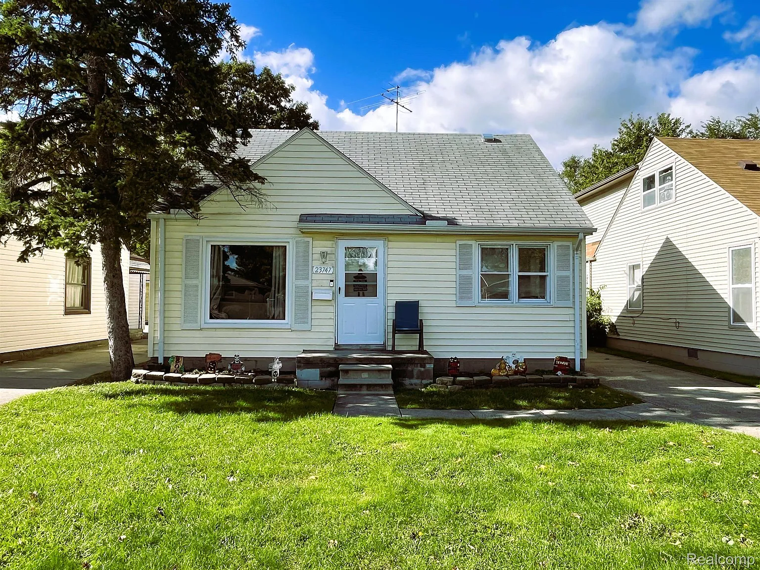 23747 Schroeder Ave photo 1