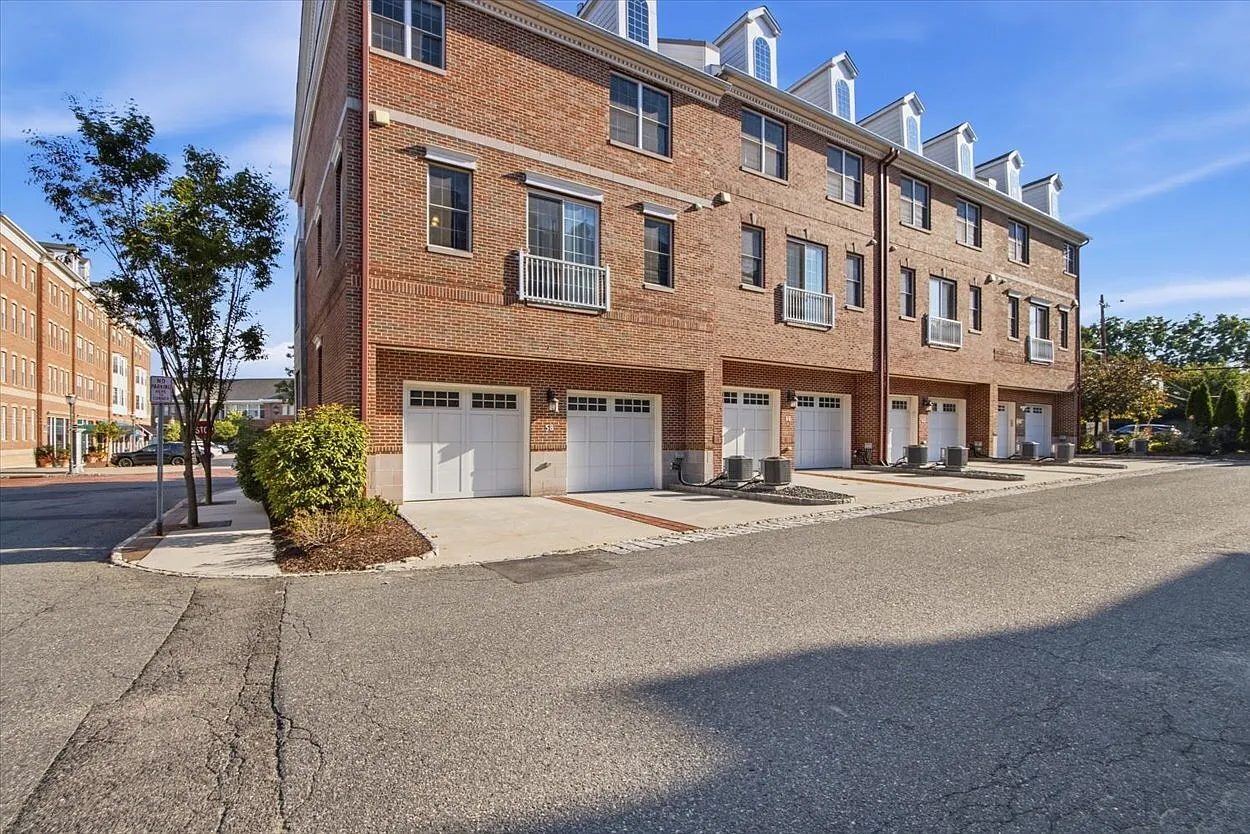 3 bed, 2.5 bath, 3219 sqft, $5,500 — Photo 1