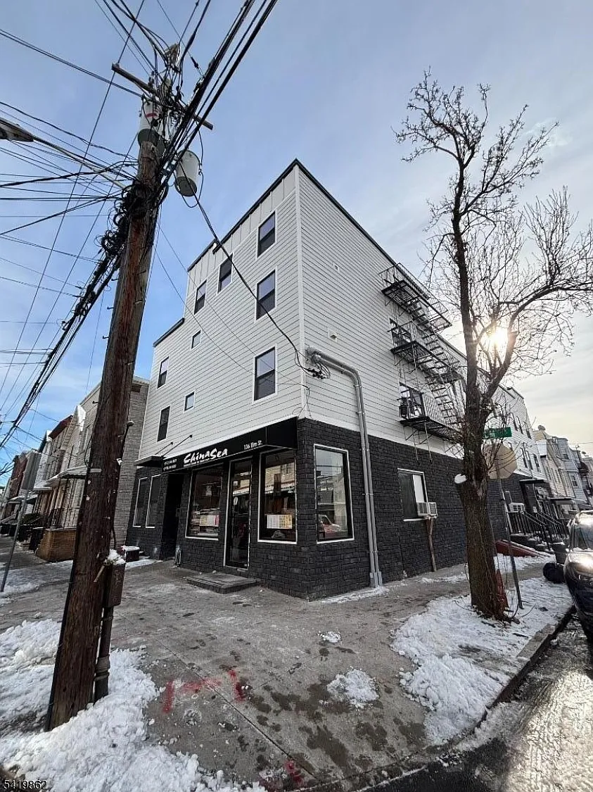 3 bed, 1.0 bath, $2,500 — Photo 1