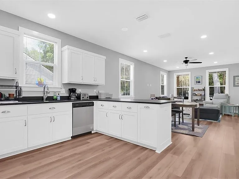 1115 E Broad St — Photo 18