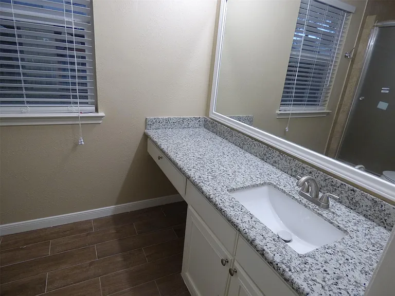 1242 Park Ln — Photo 7