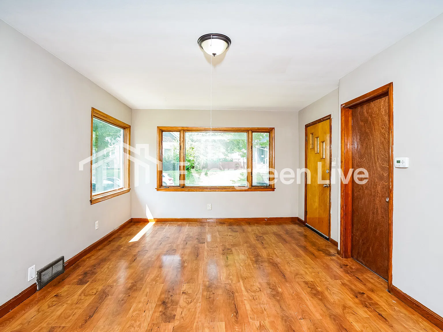 3 bed, 1.0 bath, 1051 sqft, $1,695 — Photo 4