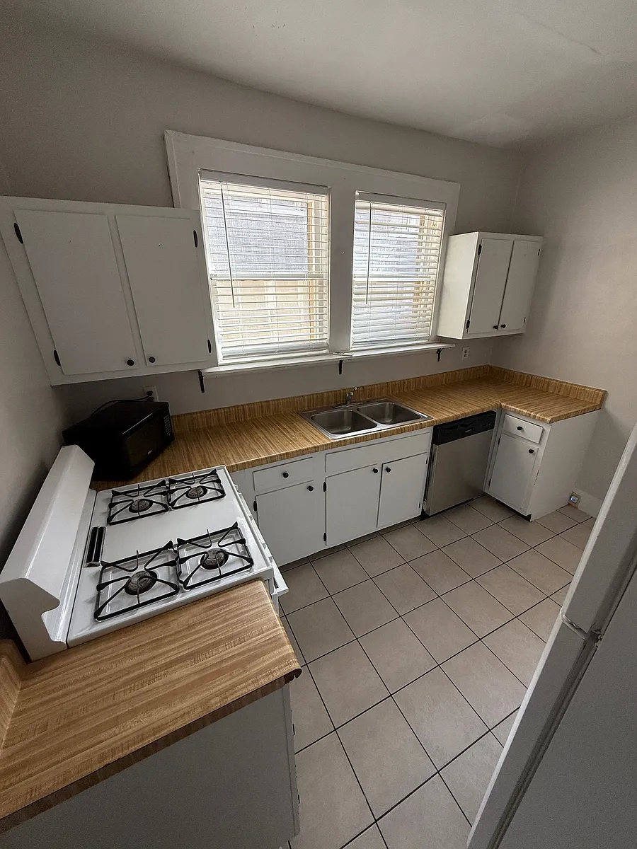 Building Photo - 1772 Poplar Ave #1