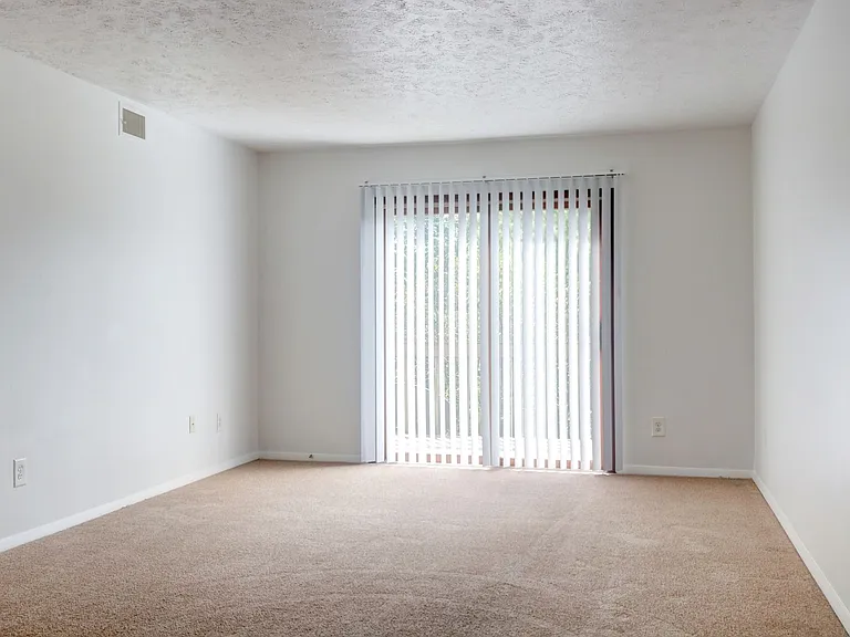 Highland Hills Apartments — Photo 3