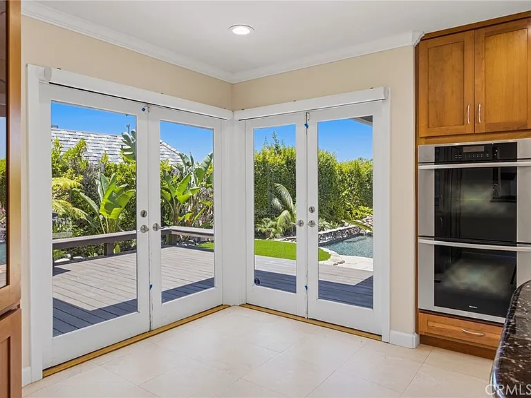 1840 Temple Hills Dr — Photo 22