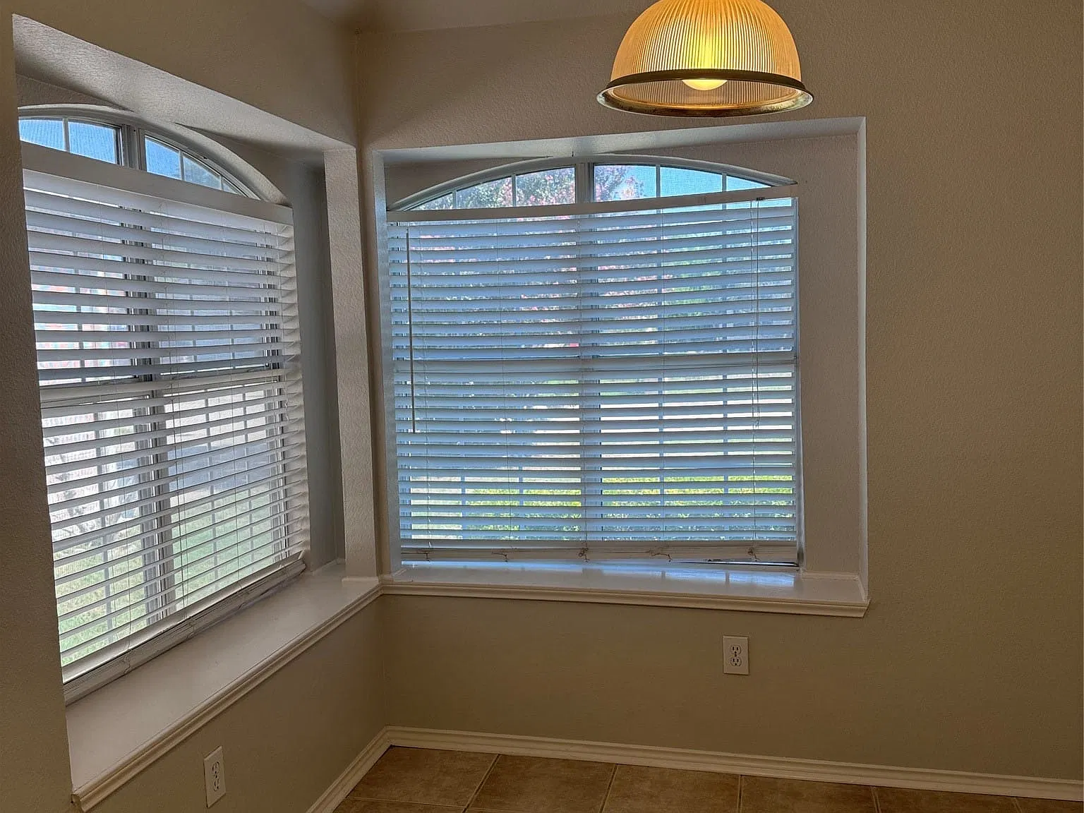 3 bed, 2.0 bath, 1271 sqft, $2,195 — Photo 2