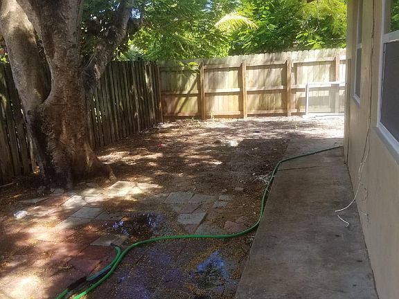 5th image of 1015 NE 32nd St APT 2