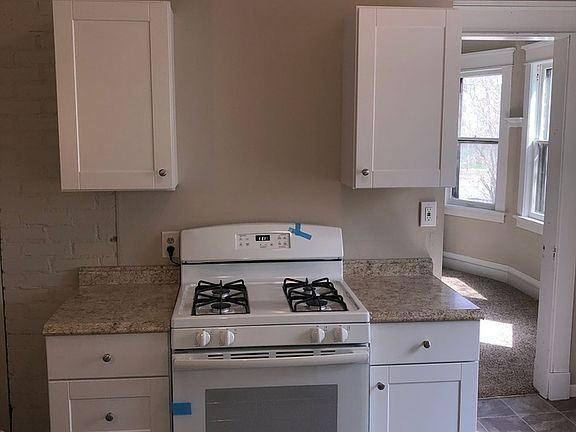 4th image of 588 Lawson Ave E