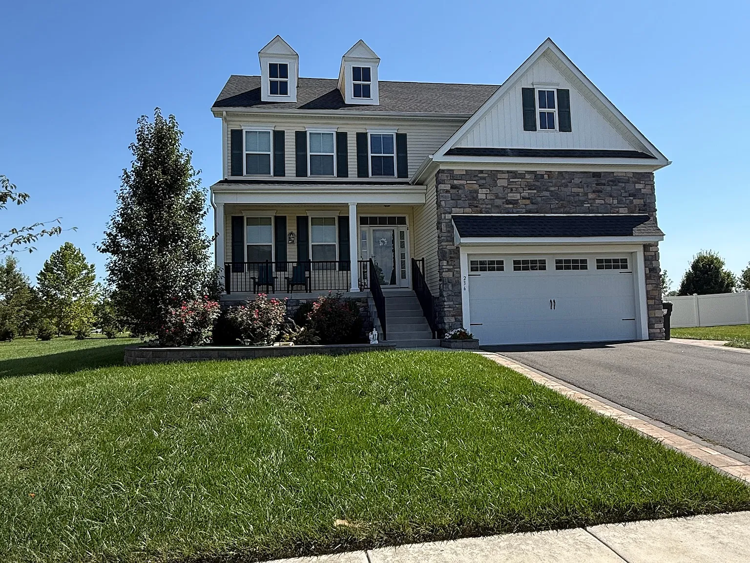 4 bed, 2400 sqft, $3,300 — Photo 2