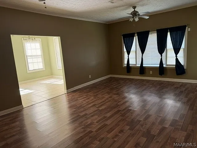 3 bed, 2.0 bath, 1446 sqft, $1,300 — Photo 4