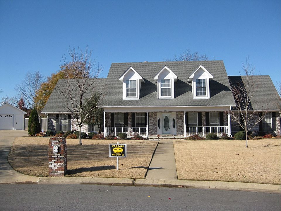 Great Curb appeal at end of cul-de-sac