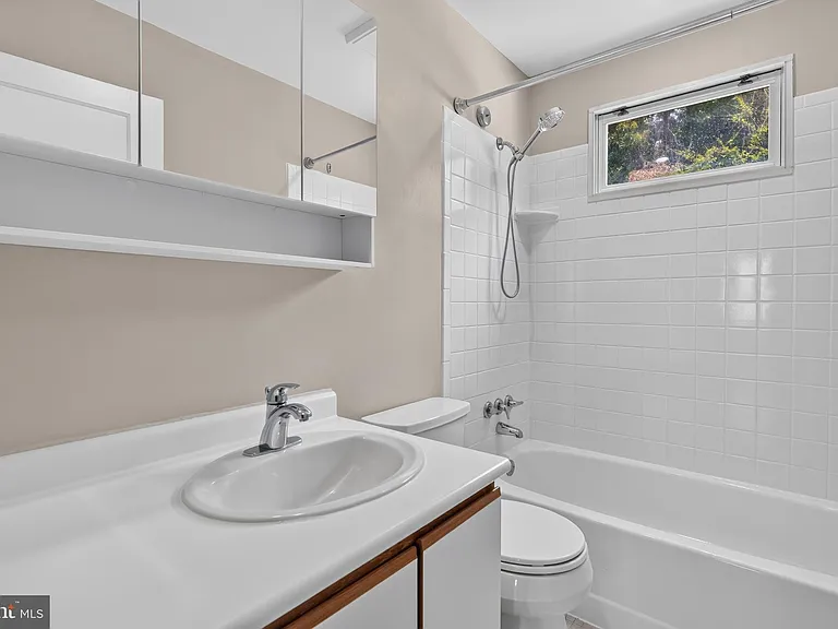 7027 Jefferson Ave — Photo 24