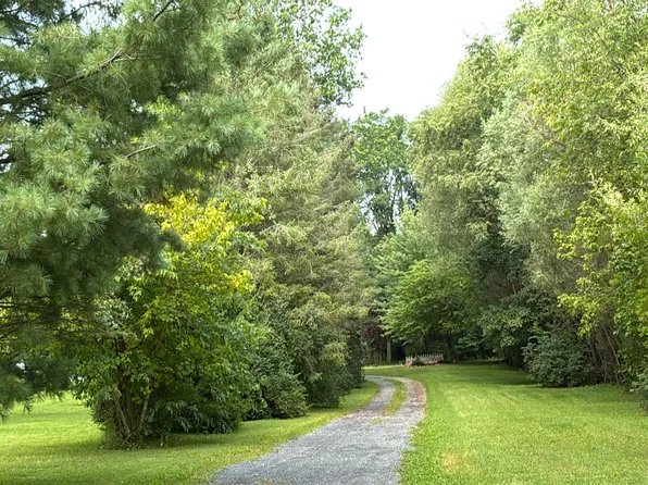 22 Lobachsville Rd, Fleetwood, PA 19522