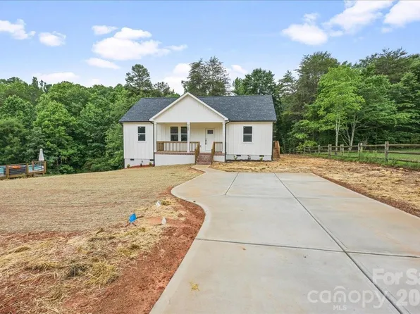 120 Whistling Pines Dr, Statesville, NC 28677