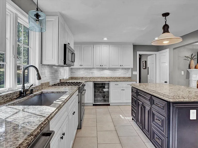Kitchen, gourmet, central island, granite. Bosch appliances