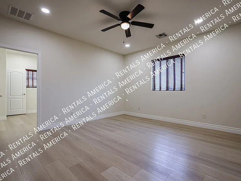 1081 N Mason Dr — Photo 4