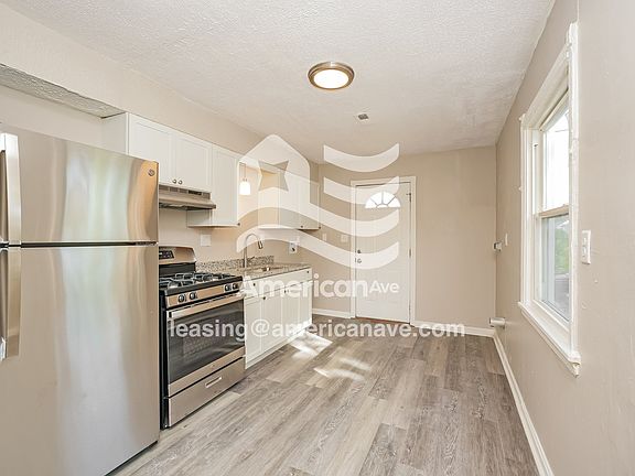1353156_003_kitchen_4.jpg