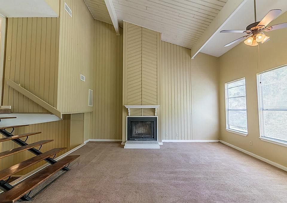 1st image of 17 Lakeway St