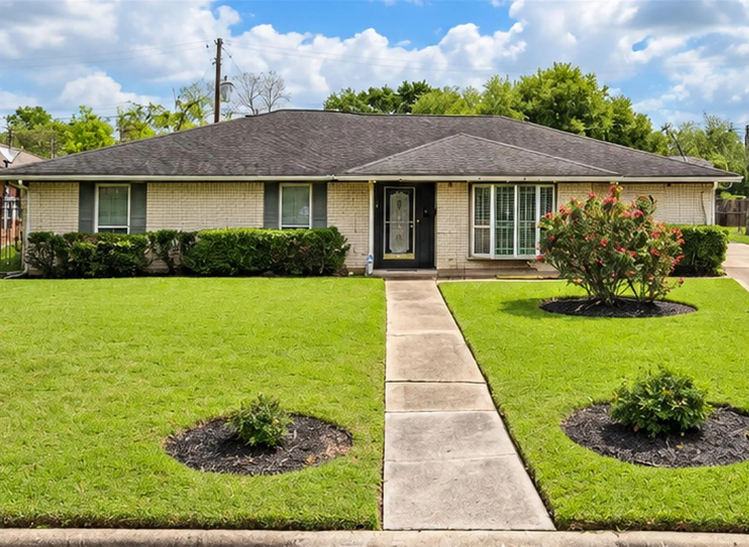 3 bed, 2.0 bath, 1982 sqft, $2,000 — Photo 1