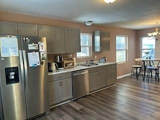 5th image of 906 E 4th St