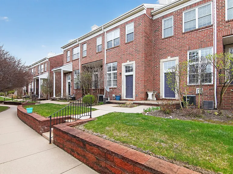1930 Lindsay Ln — Photo 2