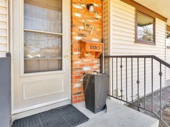 17 W Ross Glen Way SE, Medicine Hat, AB T1B 1N9