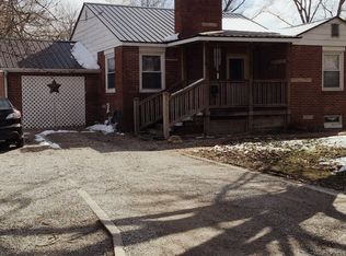 723 Emory St, Flora, IL 62839