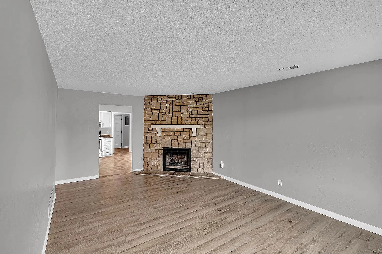 2 bed, 1000 sqft, $1,200 — Photo 4