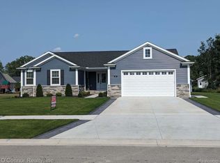 95 Capitol Dr, Marysville, MI