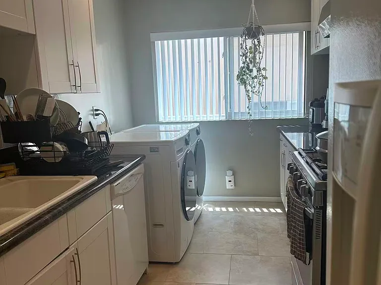 1827 S Barrington Ave #103 — Photo 7