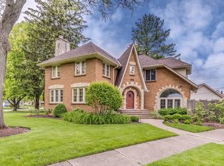 25 W 8th Ave, Naperville, IL 60563