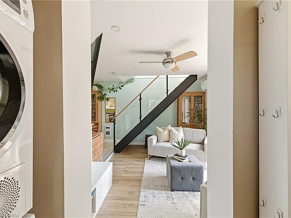 5th image of 1323 Queen St #71