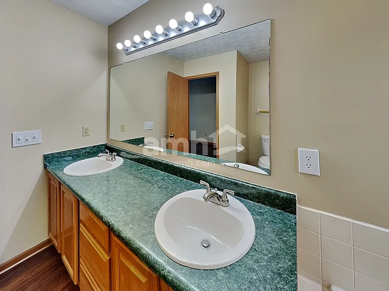 452 Crestmoore Dr — Photo 17
