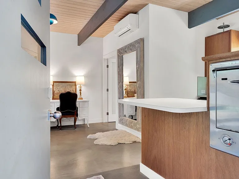 8967 Wonderland Park Ave — Photo 4