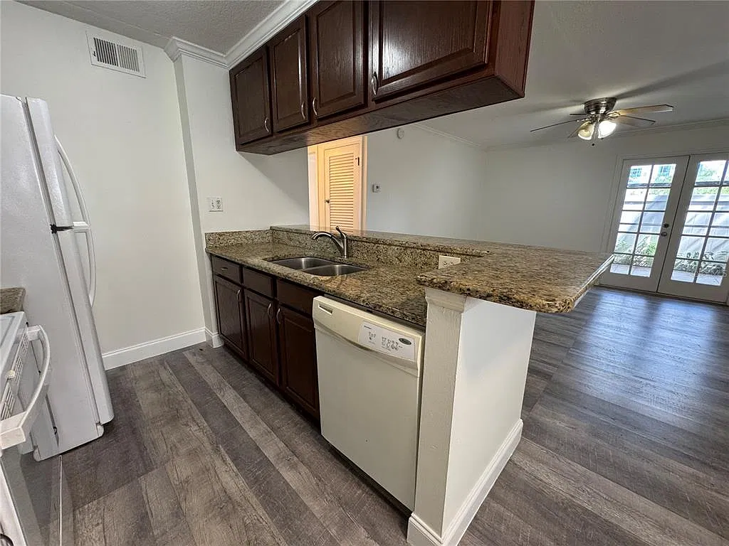 2 bed, 1.0 bath, 864 sqft, $1,950 — Photo 3