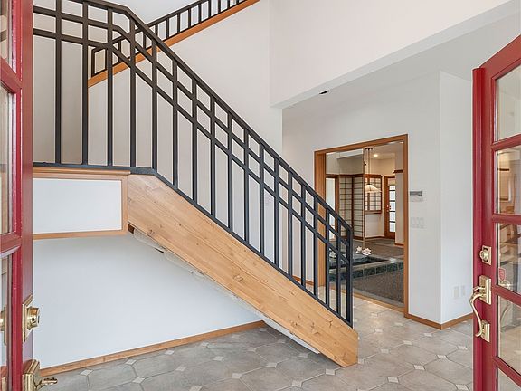 Tile entry , Vaulted Ceilings, Gorgeous Stair case . Your Going to Fall in Love !>