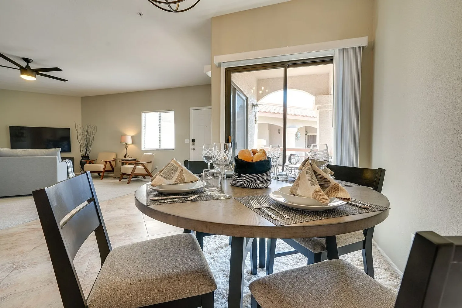 2 bed, 2.0 bath, 1119 sqft, $2,091 — Photo 4