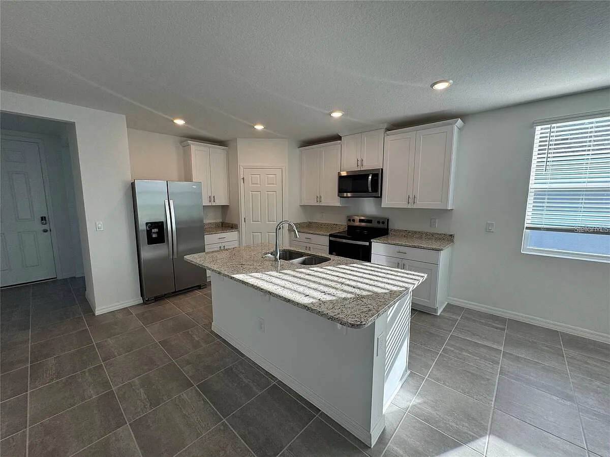 3 bed, 2.0 bath, 1680 sqft, $2,200 — Photo 3