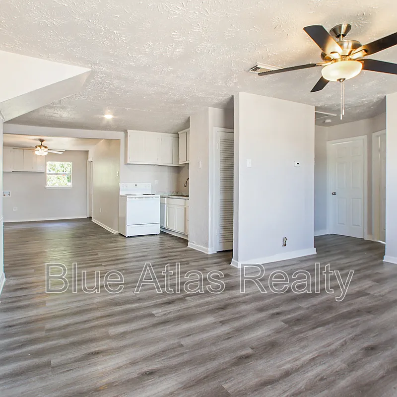 3 bed, 2.0 bath, 816 sqft, $1,395 — Photo 4