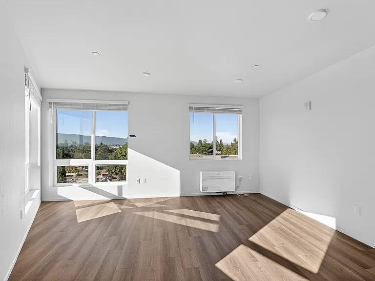 Dry Creek Crossing Apartments — Photo 24