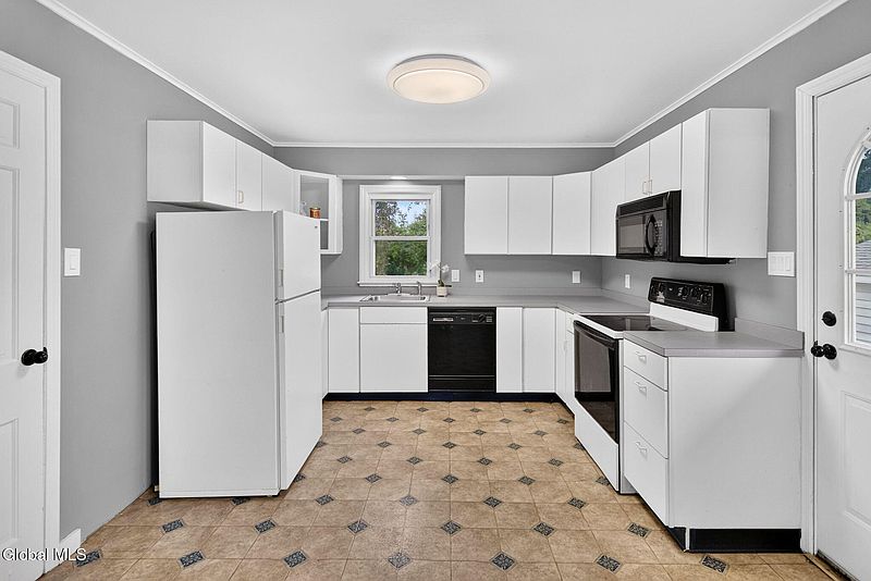 5th image of 36 Pleasantview Avenue