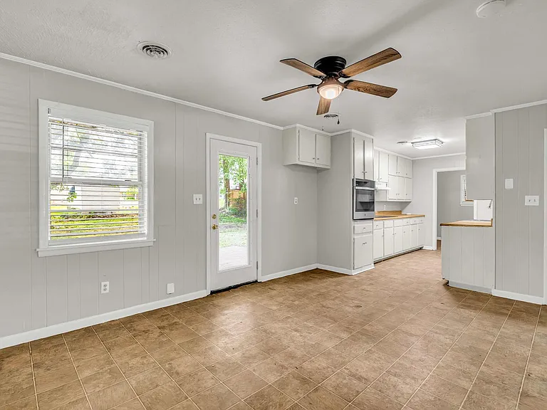 2507 Buckner Ave — Photo 3