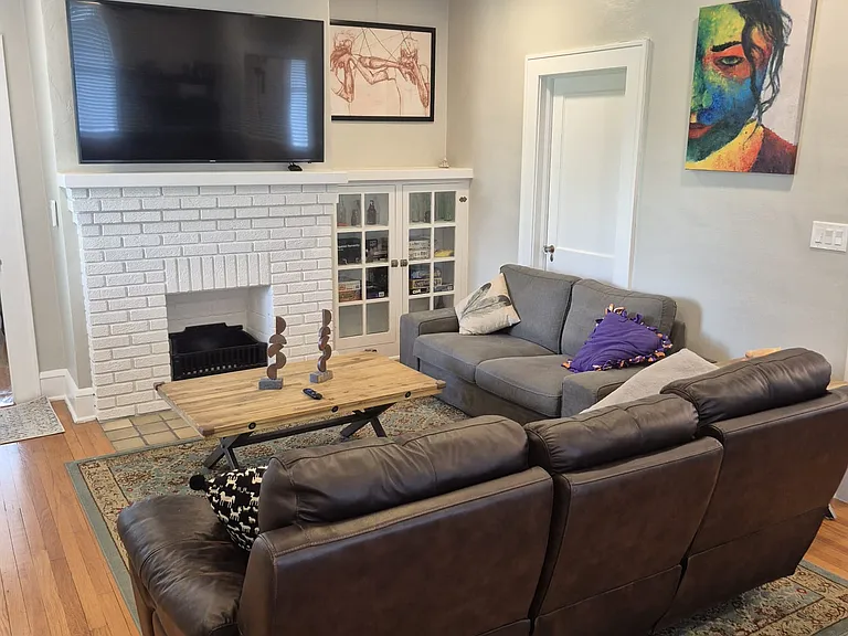 TV includes Roku device.